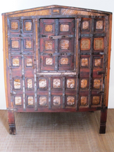 Carica l&#39;immagine nel visualizzatore di Gallery, Antica Credenza Indiana Di Origine Rurale A 2 Ante Centrali In Legno Di Teak E Metallo Cesellato. Unico E Conservato Perfettamente , Proveniente Dal Sud Dell&#39;India E&#39; Databile Fine &#39;800 Primi &#39;900. Dimensioni 105x63xh135cm.
