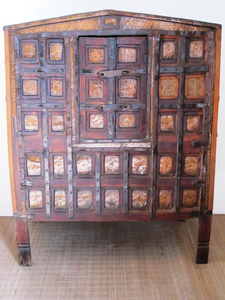 Antica Credenza Indiana Di Origine Rurale A 2 Ante Centrali In Legno Di Teak E Metallo Cesellato. Unico E Conservato Perfettamente , Proveniente Dal Sud Dell'India E' Databile Fine '800 Primi '900. Dimensioni 105x63xh135cm.