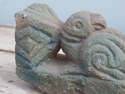 elemento architettonico indiano in pietra, in origine incassato a parete con scopo puramente decorativo, abbiamo lasciato la parte retro così da poterla eventualmente reincassare a muro, databile prima metà 900dimensioni 8x25 profondità 11cm