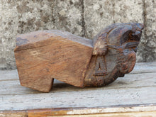 Carica l&#39;immagine nel visualizzatore di Gallery, Elemento architettonico indiano in legno, in origine incassato a parete con scopo puramente decorativo, abbiamo lasciato la parte retro così da poterla eventualmente reincassare a muro, databile fine &#39;800, prima metà 900. dimensioni 13x40 h19cm