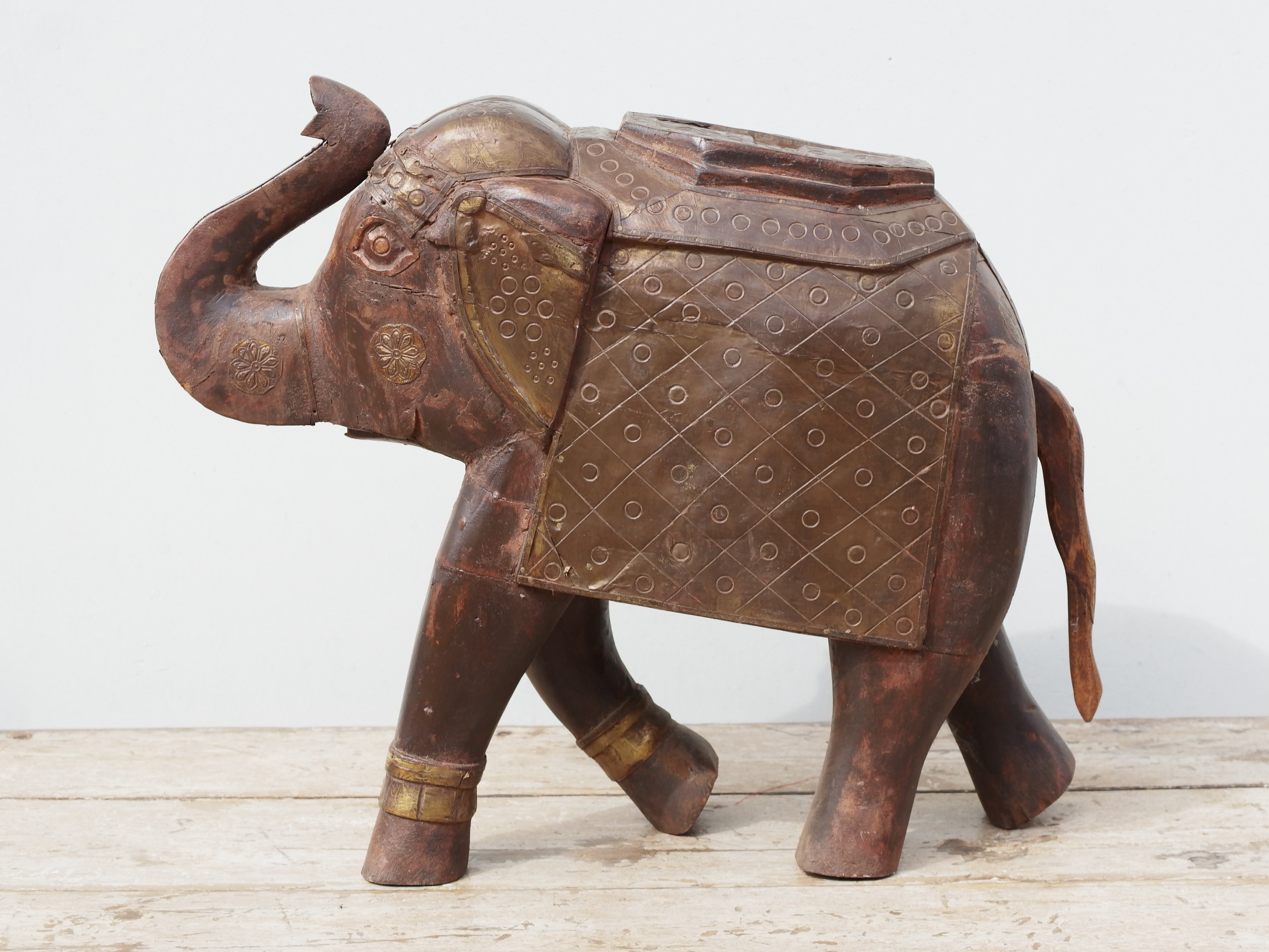 Scultura elefante ricavata da un unico tronco di teak lavorato con applicazione di metallo inciso.  Dimensioni 25x50 h 42cm.   per maggiori info o dettagli mail info@etniko.it watshapp 0039 3338778241 instagram e facebook : etnikobycrosato