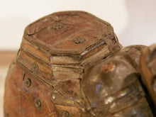 Carica l&#39;immagine nel visualizzatore di Gallery, Scultura elefante ricavata da un unico tronco di teak lavorato con finiture in metallo.  Pezzo unico. Dimensioni 10x25  h22cm.   per maggiori info o dettagli info@etniko.it watshapp 0039 3338778241