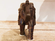 Carica l&#39;immagine nel visualizzatore di Gallery, Scultura elefante ricavata da un unico tronco di teak lavorato con finiture in metallo.  Pezzo unico. Dimensioni 10x25  h22cm.   per maggiori info o dettagli info@etniko.it watshapp 0039 3338778241
