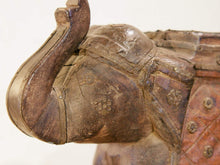Carica l&#39;immagine nel visualizzatore di Gallery, Scultura elefante ricavata da un unico tronco di teak lavorato con finiture in metallo.  Pezzo unico. Dimensioni 10x25  h22cm.   per maggiori info o dettagli info@etniko.it watshapp 0039 3338778241