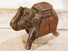 Carica l&#39;immagine nel visualizzatore di Gallery, Scultura elefante ricavata da un unico tronco di teak lavorato con finiture in metallo.  Pezzo unico. Dimensioni 10x25  h22cm.   per maggiori info o dettagli info@etniko.it watshapp 0039 3338778241