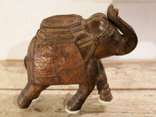Carica l&#39;immagine nel visualizzatore di Gallery, Scultura elefante ricavata da un unico tronco di teak lavorato con finiture in metallo.  Pezzo unico. Dimensioni 10x25  h22cm.   per maggiori info o dettagli info@etniko.it watshapp 0039 3338778241