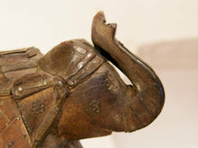 Carica l&#39;immagine nel visualizzatore di Gallery, Scultura elefante ricavata da un unico tronco di teak lavorato con finiture in metallo.  Pezzo unico. Dimensioni 10x25  h22cm.   per maggiori info o dettagli info@etniko.it watshapp 0039 3338778241