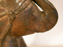 Carica l&#39;immagine nel visualizzatore di Gallery, Scultura elefante ricavata da un unico tronco di teak lavorato con finiture in metallo.  Pezzo unico. Dimensioni 10x25  h22cm.   per maggiori info o dettagli info@etniko.it watshapp 0039 3338778241