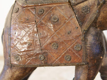 Carica l&#39;immagine nel visualizzatore di Gallery, Scultura elefante ricavata da un unico tronco di teak lavorato con finiture in metallo.  Pezzo unico. Dimensioni 10x25  h22cm.   per maggiori info o dettagli info@etniko.it watshapp 0039 3338778241
