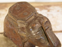 Carica l&#39;immagine nel visualizzatore di Gallery, Scultura elefante ricavata da un unico tronco di teak lavorato con finiture in metallo.  Pezzo unico. Dimensioni 10x25  h22cm.   per maggiori info o dettagli info@etniko.it watshapp 0039 3338778241