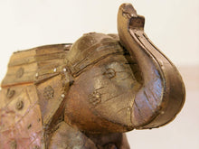 Carica l&#39;immagine nel visualizzatore di Gallery, Scultura elefante ricavata da un unico tronco di teak lavorato con finiture in metallo.  Pezzo unico. Dimensioni 10x25  h22cm.   per maggiori info o dettagli info@etniko.it watshapp 0039 3338778241