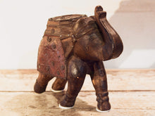 Carica l&#39;immagine nel visualizzatore di Gallery, Scultura elefante ricavata da un unico tronco di teak lavorato con finiture in metallo.  Pezzo unico. Dimensioni 10x25  h22cm.   per maggiori info o dettagli info@etniko.it watshapp 0039 3338778241