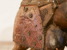 Carica l&#39;immagine nel visualizzatore di Gallery, Scultura elefante ricavata da un unico tronco di teak lavorato con finiture in metallo.  Pezzo unico. Dimensioni 10x25  h22cm.   per maggiori info o dettagli info@etniko.it watshapp 0039 3338778241