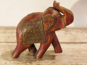 Scultura elefante ricavata da un unico tronco di teak lavorato con finiture in metallo. Pezzo unico. Dimensioni 7x16 h17cm.   per maggiori info o dettagli info@etniko.it watshapp 0039 3338778241