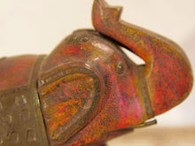 Carica l&#39;immagine nel visualizzatore di Gallery, Scultura elefante ricavata da un unico tronco di teak lavorato con finiture in metallo. Pezzo unico. Dimensioni 7x16 h17cm.   per maggiori info o dettagli info@etniko.it watshapp 0039 3338778241