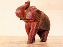 Carica l&#39;immagine nel visualizzatore di Gallery, Scultura elefante ricavata da un unico tronco di teak lavorato con finiture in metallo. Pezzo unico. Dimensioni 7x16 h17cm.   per maggiori info o dettagli info@etniko.it watshapp 0039 3338778241