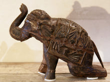 Carica l&#39;immagine nel visualizzatore di Gallery, Scultura elefante ricavata da un unico tronco di teak lavorato.  Pezzo unico. Dimensioni 9x27 h20cm.   per maggiori info o dettagli info@etniko.it watshapp 0039 3338778241