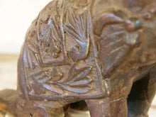 Carica l&#39;immagine nel visualizzatore di Gallery, Scultura elefante ricavata da un unico tronco di teak lavorato.  Pezzo unico. Dimensioni 9x27 h20cm.   per maggiori info o dettagli info@etniko.it watshapp 0039 3338778241