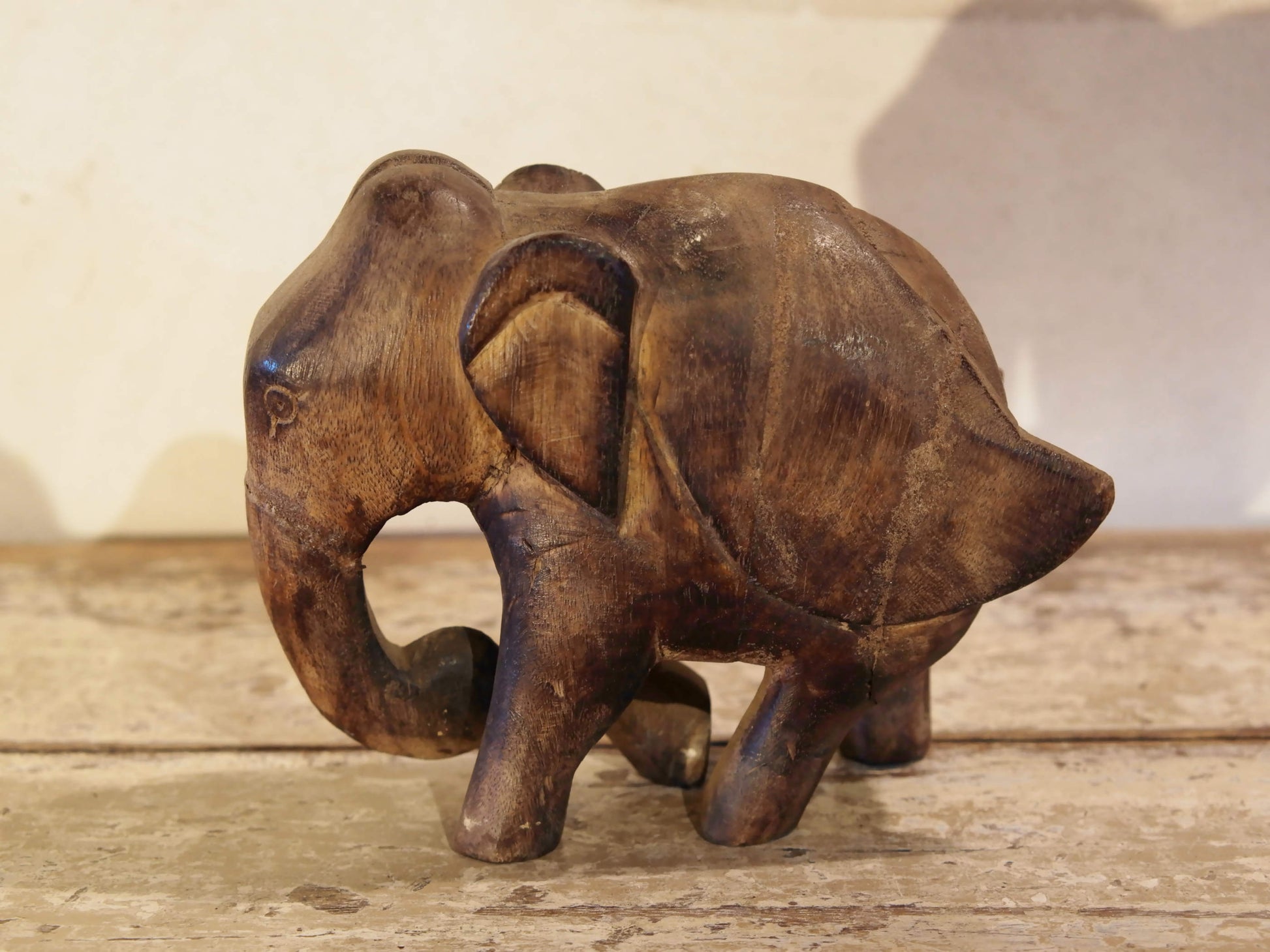 Scultura elefante ricavata da un unico tronco di teak lavorato.  Pezzo unico. Dimensioni 7x20xh17cm.   per maggiori info o dettagli info@etniko.it watshapp 0039 3338778241
