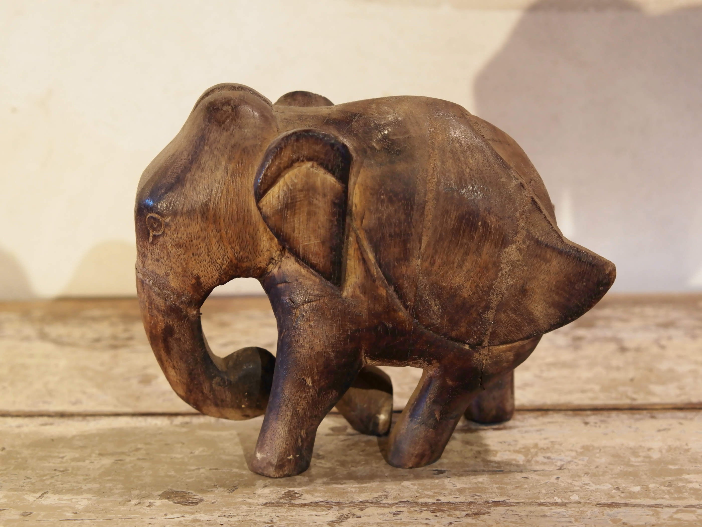 Scultura elefante ricavata da un unico tronco di teak lavorato.  Pezzo unico. Dimensioni 7x20xh17cm.   per maggiori info o dettagli info@etniko.it watshapp 0039 3338778241