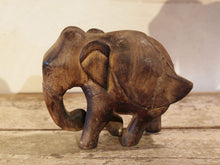 Carica l&#39;immagine nel visualizzatore di Gallery, Scultura elefante ricavata da un unico tronco di teak lavorato.  Pezzo unico. Dimensioni 7x20xh17cm.   per maggiori info o dettagli info@etniko.it watshapp 0039 3338778241