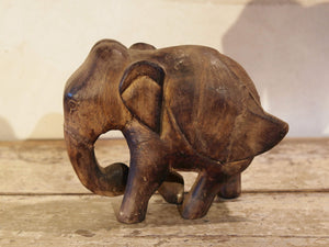 Scultura elefante ricavata da un unico tronco di teak lavorato.  Pezzo unico. Dimensioni 7x20xh17cm.   per maggiori info o dettagli info@etniko.it watshapp 0039 3338778241