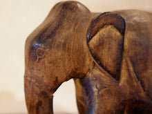 Carica l&#39;immagine nel visualizzatore di Gallery, Scultura elefante ricavata da un unico tronco di teak lavorato.  Pezzo unico. Dimensioni 7x20xh17cm.   per maggiori info o dettagli info@etniko.it watshapp 0039 3338778241