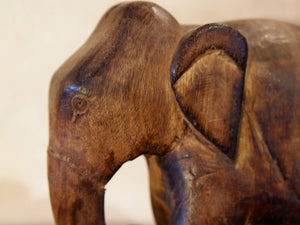 Scultura elefante ricavata da un unico tronco di teak lavorato.  Pezzo unico. Dimensioni 7x20xh17cm.   per maggiori info o dettagli info@etniko.it watshapp 0039 3338778241