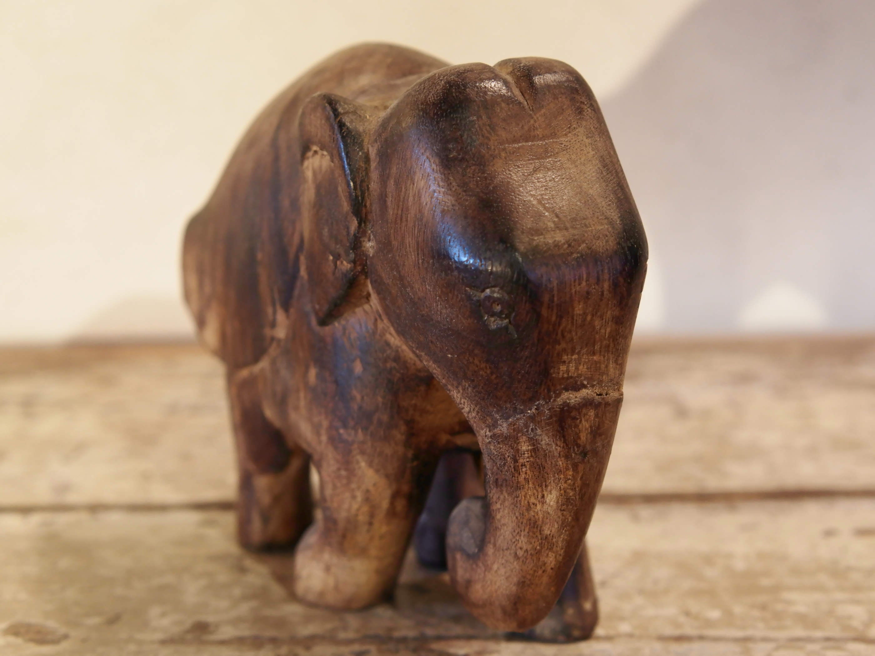Scultura elefante ricavata da un unico tronco di teak lavorato.  Pezzo unico. Dimensioni 7x20xh17cm.   per maggiori info o dettagli info@etniko.it watshapp 0039 3338778241