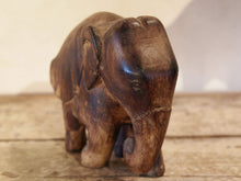 Carica l&#39;immagine nel visualizzatore di Gallery, Scultura elefante ricavata da un unico tronco di teak lavorato.  Pezzo unico. Dimensioni 7x20xh17cm.   per maggiori info o dettagli info@etniko.it watshapp 0039 3338778241
