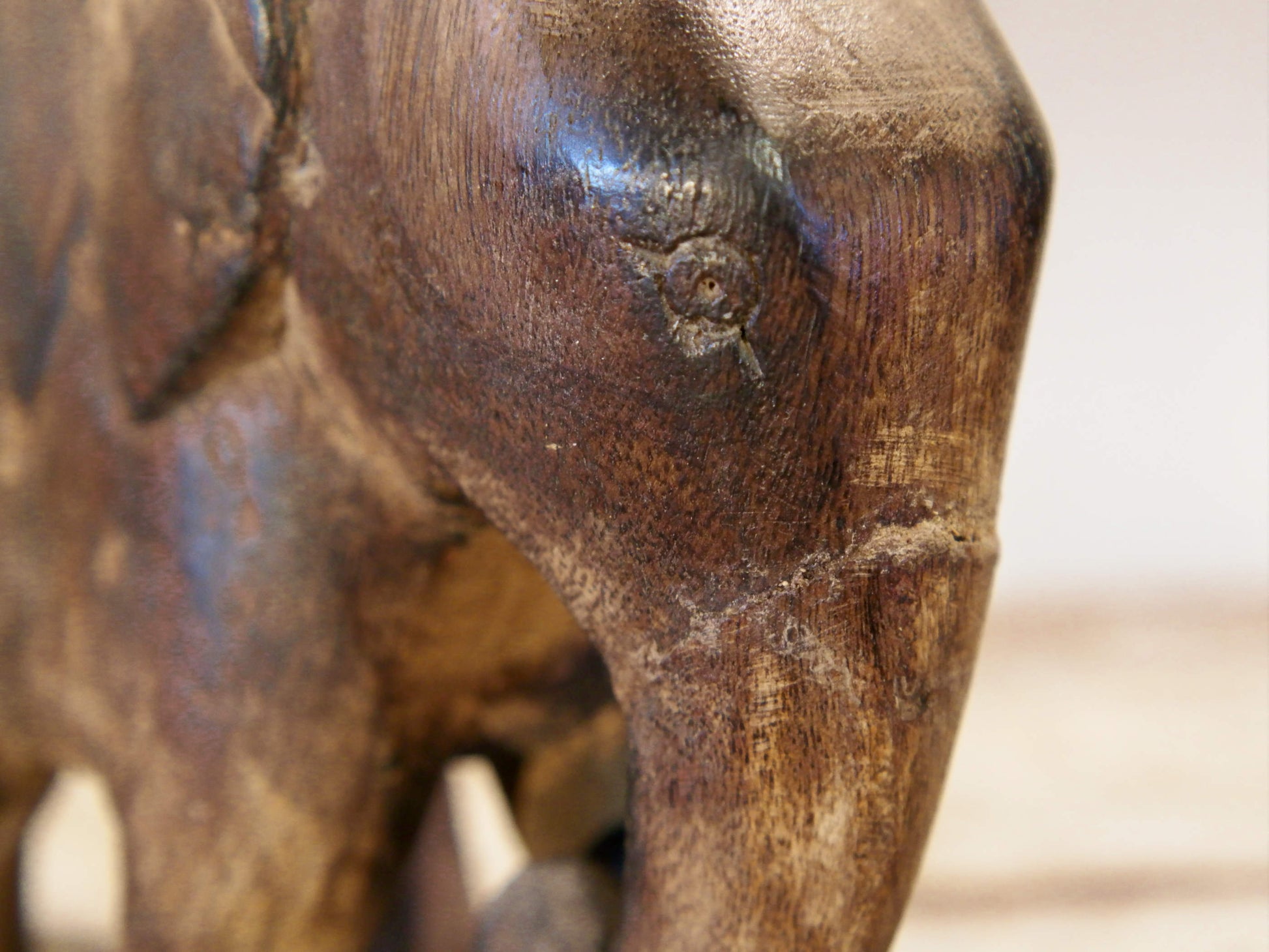 Scultura elefante ricavata da un unico tronco di teak lavorato.  Pezzo unico. Dimensioni 7x20xh17cm.   per maggiori info o dettagli info@etniko.it watshapp 0039 3338778241