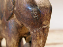 Carica l&#39;immagine nel visualizzatore di Gallery, Scultura elefante ricavata da un unico tronco di teak lavorato.  Pezzo unico. Dimensioni 7x20xh17cm.   per maggiori info o dettagli info@etniko.it watshapp 0039 3338778241