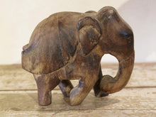 Carica l&#39;immagine nel visualizzatore di Gallery, Scultura elefante ricavata da un unico tronco di teak lavorato.  Pezzo unico. Dimensioni 7x20xh17cm.   per maggiori info o dettagli info@etniko.it watshapp 0039 3338778241