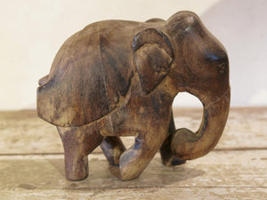 Scultura elefante ricavata da un unico tronco di teak lavorato.  Pezzo unico. Dimensioni 7x20xh17cm.   per maggiori info o dettagli info@etniko.it watshapp 0039 3338778241