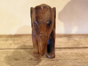 Scultura elefante ricavata da un unico tronco di teak lavorato.  Pezzo unico. Dimensioni 7x20xh17cm.   per maggiori info o dettagli info@etniko.it watshapp 0039 3338778241