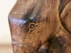 Scultura elefante ricavata da un unico tronco di teak lavorato.  Pezzo unico. Dimensioni 7x20xh17cm.   per maggiori info o dettagli info@etniko.it watshapp 0039 3338778241