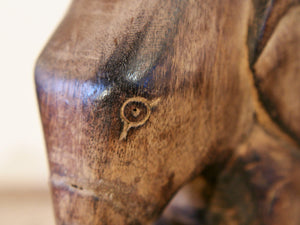 Scultura elefante ricavata da un unico tronco di teak lavorato.  Pezzo unico. Dimensioni 7x20xh17cm.   per maggiori info o dettagli info@etniko.it watshapp 0039 3338778241