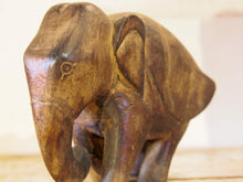 Carica l&#39;immagine nel visualizzatore di Gallery, Scultura elefante ricavata da un unico tronco di teak lavorato.  Pezzo unico. Dimensioni 7x20xh17cm.   per maggiori info o dettagli info@etniko.it watshapp 0039 3338778241