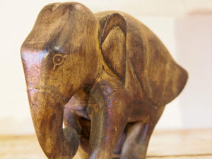 Scultura elefante ricavata da un unico tronco di teak lavorato.  Pezzo unico. Dimensioni 7x20xh17cm.   per maggiori info o dettagli info@etniko.it watshapp 0039 3338778241
