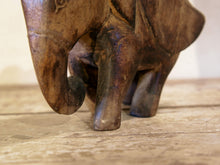 Carica l&#39;immagine nel visualizzatore di Gallery, Scultura elefante ricavata da un unico tronco di teak lavorato.  Pezzo unico. Dimensioni 7x20xh17cm.   per maggiori info o dettagli info@etniko.it watshapp 0039 3338778241