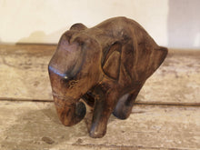 Carica l&#39;immagine nel visualizzatore di Gallery, Scultura elefante ricavata da un unico tronco di teak lavorato.  Pezzo unico. Dimensioni 7x20xh17cm.   per maggiori info o dettagli info@etniko.it watshapp 0039 3338778241