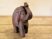 Carica l&#39;immagine nel visualizzatore di Gallery, Scultura elefante ricavata da un unico tronco di teak lavorato.  Pezzo unico. Dimensioni 4x11  h12cm.   per maggiori info o dettagli info@etniko.it watshapp 0039 3338778241