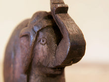 Carica l&#39;immagine nel visualizzatore di Gallery, Scultura elefante ricavata da un unico tronco di teak lavorato.  Pezzo unico. Dimensioni 4x11  h12cm.   per maggiori info o dettagli info@etniko.it watshapp 0039 3338778241