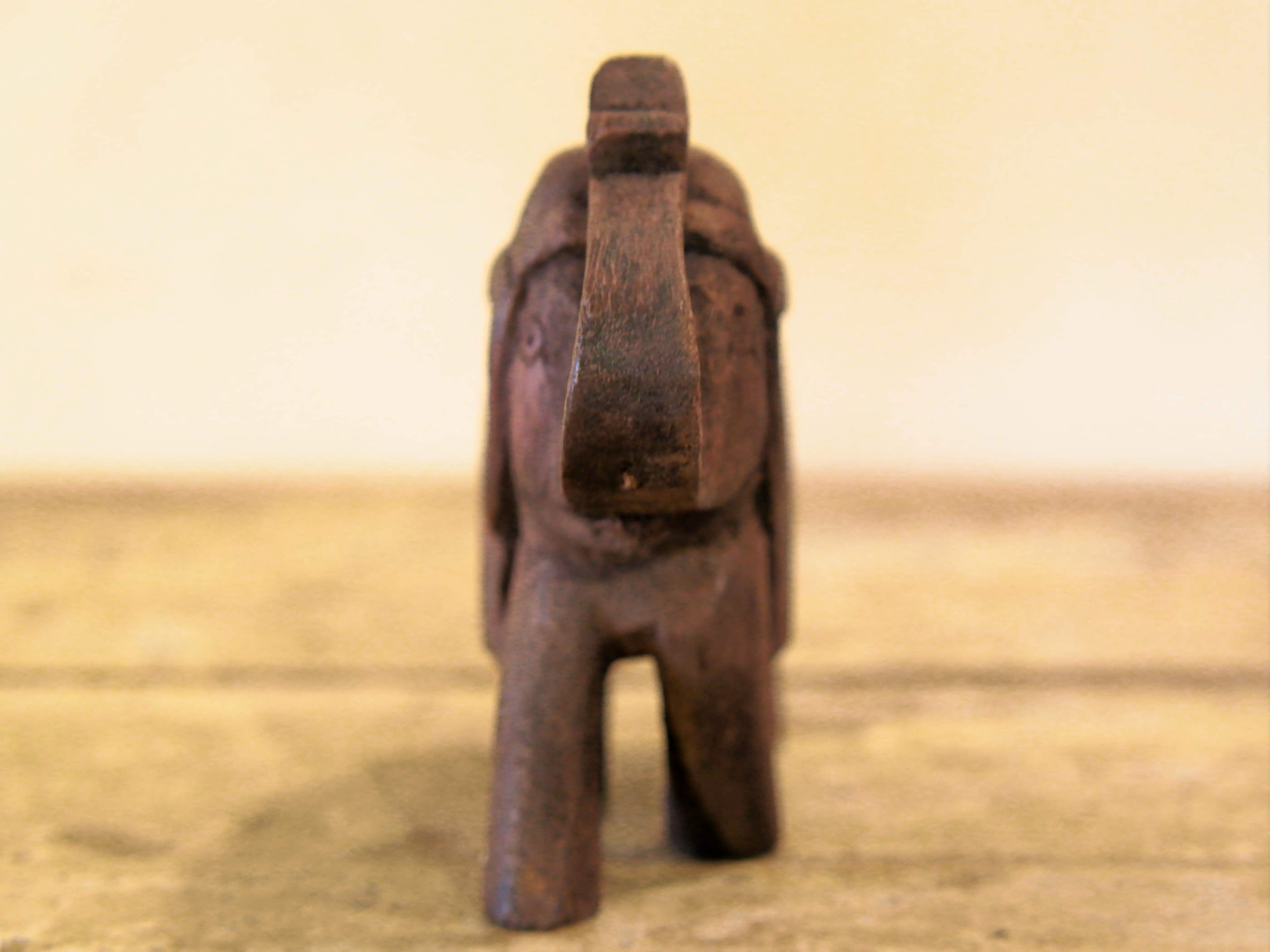 Scultura elefante ricavata da un unico tronco di teak lavorato.  Pezzo unico. Dimensioni 4x11  h12cm.   per maggiori info o dettagli info@etniko.it watshapp 0039 3338778241
