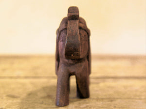 Scultura elefante ricavata da un unico tronco di teak lavorato.  Pezzo unico. Dimensioni 4x11  h12cm.   per maggiori info o dettagli info@etniko.it watshapp 0039 3338778241
