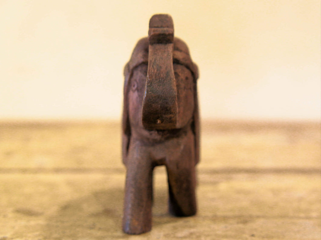 Scultura elefante ricavata da un unico tronco di teak lavorato.  Pezzo unico. Dimensioni 4x11  h12cm.   per maggiori info o dettagli info@etniko.it watshapp 0039 3338778241