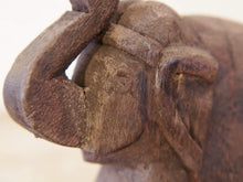 Carica l&#39;immagine nel visualizzatore di Gallery, Scultura elefante ricavata da un unico tronco di teak lavorato.  Pezzo unico. Dimensioni 4x11  h12cm.   per maggiori info o dettagli info@etniko.it watshapp 0039 3338778241