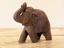 Carica l&#39;immagine nel visualizzatore di Gallery, Scultura elefante ricavata da un unico tronco di teak lavorato.  Pezzo unico. Dimensioni 4x11  h12cm.   per maggiori info o dettagli info@etniko.it watshapp 0039 3338778241