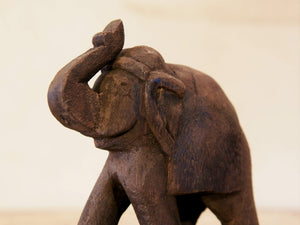 Scultura elefante ricavata da un unico tronco di teak lavorato.  Pezzo unico. Dimensioni 4x11  h12cm.   per maggiori info o dettagli info@etniko.it watshapp 0039 3338778241