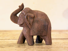 Carica l&#39;immagine nel visualizzatore di Gallery, Scultura elefante ricavata da un unico tronco di teak lavorato.  Pezzo unico. Dimensioni 4x11  h12cm.   per maggiori info o dettagli info@etniko.it watshapp 0039 3338778241